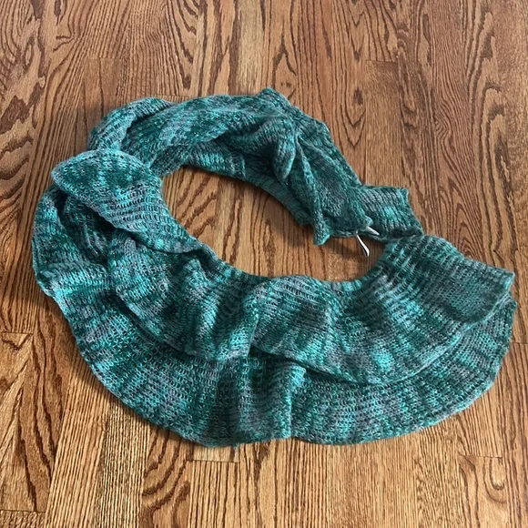 LOFT Ruffle Scarf - Picture 4 of 4